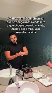 Javier Buele: Chica Femenina con Uñas y Choques