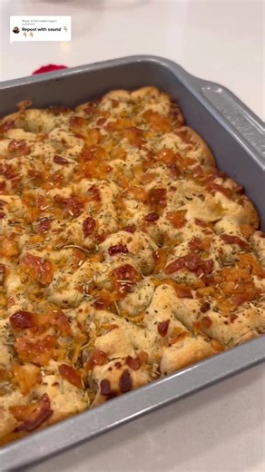 Faux-ccia #easydinnerideas #bread #focciabread #rhodesrolls #bakinghacks #falldinnerideas #jerserymikes #easybread #makethis #dinnerwithme #sides | Kennedy Chugg