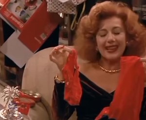 256K views · 5.8K reactions | Anno 1992 Cult Movie Parenti Serpenti La mitica scena dei regali di Natale  Come ogni anno, la famiglia intera si riunisce per le festività di Natale; un sorprendente annuncio, però, prende tutti alla sprovvista, e rischia di rompere i delicati equilibri che regolano i rapporti di questo nucleo familiare allargato. I due anziani genitori, infatti, vorrebbero andare a vicere con uno dei figli. | Il Favoloso Mondo degli Annunci Televisivi | Facebook