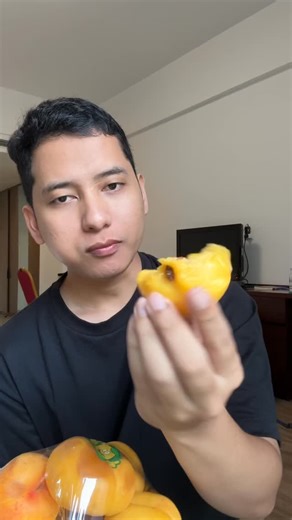 Ilham Trinugraha on Instagram: "Ternyata ini biji buah yang dulu sempet mama bawa dari saudi, katanya mau di tanam di Indo soalnya buahnua enak. Kata mamah “buah ma teh hipu ngalewo heg amis ngan teuing naon ngarana, pelakeum geura tah sikina”. Tapi gak numbuh soalnya ya beda cuacanya haha #fyf #fyp #sayur #buah #peach #summer #liburan #china"