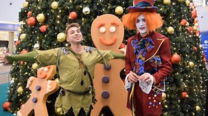 O Peter Pan e o Sr. Chapeleiro têm um convite para fazer a todas as famílias: quem vem assistir ao grande espetáculo que está a chegar? 😍 Não se atrase e garanta já os seus lugares! Saiba mais aqui: goo.gl/yECwGt | Nova Arcada