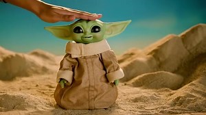 Star Wars Galactic Snackin Grogu Animatronic ! Figura de Hasbro 23 cm de alto con más de 40 combinaciones de sonidos y movimientos con accesorios interactivos! ¡Esta figura animatrónica está listo para la aventura! PREVENTA 130 USD DIC. #StarWarsParaguay #MandalorianParaguay | Paraguay Store