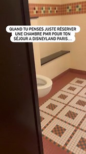 Quand Disneyland Paris a tout compris à l’inclusion… En arrivant au Sequoia Lodge, on nous a annoncé 2 numéros de chambres sans vraiment comprendre… ce n’est quand rentrant dans la chambre PMR qu’on a compris que l’accompagnant avait sa propre chambre, incluse dans le sejour, lié à la première par une double porte. Pas juste un “bonus” : un vrai choix réfléchi, pensé pour le confort et le respect de toutes les personnes, et pour le prix d’une seule et unique chambre. Parce qu’une chambre séparée