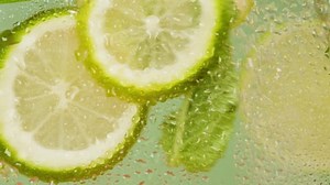 Cocktail au citron et à la : vidéo de stock (100 % libre de droit) 1091064963 | Shutterstock