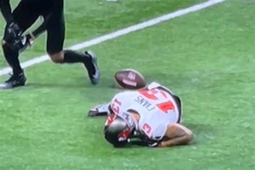 Mike Evans potential concussion! Tough land. He had to be helped off the field. Very clearly dizzy Prayers up 🙏🏾 #NFL #Bucs | Timeout Sports Podcast