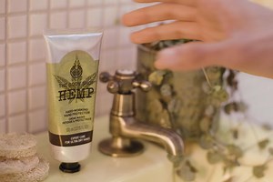 Our Hemp Hand Protector vigorously hydrates ultra-dry hands, making it the champion of hard-grafters everywhere. This rich, nice-smelling hand cream gives robust protection and relief for very dry skin, especially when it’s exposed to the elements. | The Body Shop