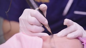 Nahaufnahme Ständige Tätowierung der Augenbrauen Tätowierung.: Stockvideos & Filmmaterial (100 % lizenzfrei) 1086075644 | Shutterstock