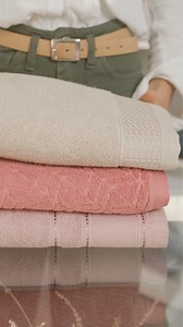 Guia de compras mmartan: a toalha ideal para você! Leve o melhor da alta absorção e do conforto ao seu pós-banho. Escolha a sua favorita no site ou em uma de nossas lojas. ❤️ No vídeo: Toalha Fio Egípcio Easy Mix Oasis (a partir de R$59,90*), Toalha Fio Penteado One For All (R$49,90*) e Toalha Fio Penteado Jacquard Geo (a partir de R$49,90*). *Preços dinâmicos. | mmartan