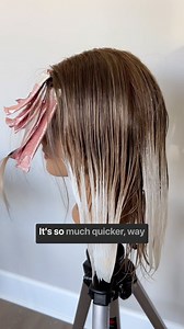 Want to efficiently refresh the ends of the hair? Do it while your foils are processing! This is one of my favvvvorite ways to brighten up existing blonde when my client doesn’t need/want/it isn’t in their budget to do the entire blonding service. 👉🏼 I start with a face frame/money piece 👉🏼 I dampen the hair behind the face frame foils (usually I prefer doing it at the shampoo bowl but a spray bottle will work) 👉🏼 I apply lightener to the ends and let that process for 20-30 minutes 👉🏼 I 