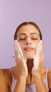 Conheça nossa espuma de limpeza com lavanda e própolis que remove a maquilhagem e impurezas da pele. 💜 #apivita #apivitaportugal #pollinatebeauty #naturalcosmetics #crueltyfree #naturalskincare #naturalproducts #bees #greeknature #beauty #beautifulskin #limpeza | Apivita