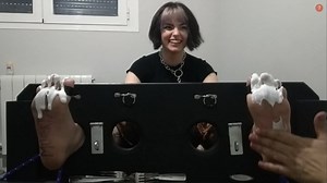 Dos cosquilleadores rompen los pies de Citrina´ | Clips4sale