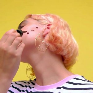 Want to give your face an instant healthy-looking glow? Then you need our glow-giving bottle of Honey Bronze™ Drops of Sun. Apply directly to your face or you can mix with your moisturiser or foundation to give skin a healthy-looking tan. | The Body Shop