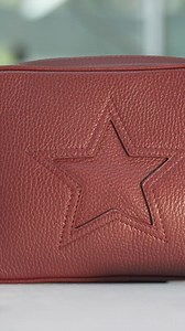 ✨ Compatta fuori, sorprendente dentro: ecco Gaia.Il modello must-have di Marks&Angels che unisce praticità e spazio. 👜Perfetta per accompagnarti in ogni momento della giornata, Gaia è la borsa compatta che non rinuncia alla capienza e al fascino del Made in Italy.Un accessorio irrinunciabile per chi cerca stile e funzionalità in un unico design. 🌟Scoprila ora e innamorati della sua versatilità!#MarksAndAngels #GaiaBag #MustHave #StileEPraticità" #HandmadeWithLove #MadeInItaly #MarksAndAngels #