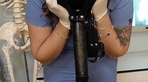 POV La enfermera Luna te hace un examen prostático, pero cree que eres el paciente perfecto para su experimento médico, así que saco mi arnés y te penetramos mientras recojo tu muestra de semen, y a cambio de no decirle a mi jefe sobre mi experimento, | Clips4sale