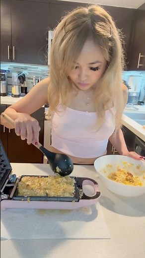 EASY KETO CHICKEN CHAFFLES