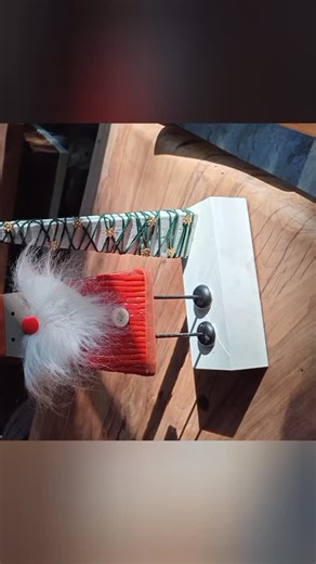 Figura de Papa Noel de madera con lentejuelas, botón de nácar, pino con detalles metalicos dorados. #decoraciónvintage #madera #navidad #deconavidad #papánoel | Arqueología Rústica