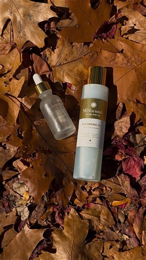 Our go-to duo for hydrated, soft, and radiant skin. Cleansing Oil: cleanses gently while preserving the skin barrier. HA Recharge: deeply hydrates and visibly plumps the skin. Together: a duo that strengthens hydration and reveals lasting glow. 📍 Available online and at all Victoria Park Lab Boutiques. . Notre duo de prédilection pour une peau hydratée, douce et lumineuse. Huile nettoyante : nettoie en douceur et préserve la barrière cutanée. HA Recharge : hydrate en profondeur et repulpe visib