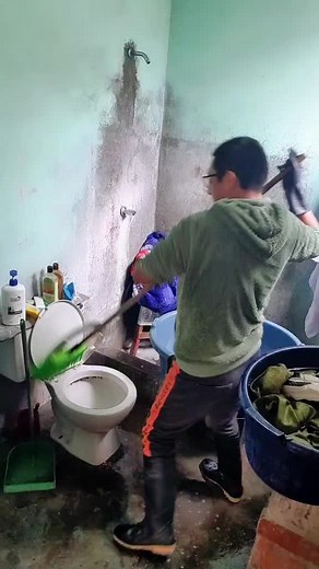 Thorough Bathroom Cleaning Process Demonstrated