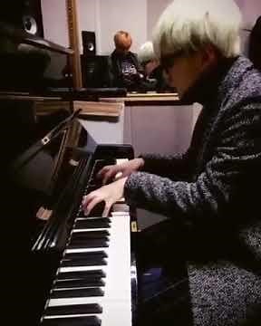 Suga playing piano 😳💜