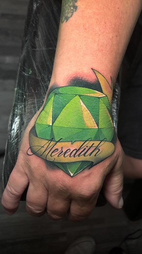 Emerald for her Daughter #newschooltattoo #emeraldtatto #illustrativetattoo #handtattoo #neotattoo | Neo Tattoo
