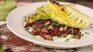 3.6K views · 38 reactions | Den här veckan lagar vi ugnsbakad spetskål med grön ärtkräm, quinoa och rostade mandlar, från Linas Vegetariska kasse med ägg, ost och mjölkprodukter. Har ni hunnit testa den än? | Linas Matkasse | Facebook