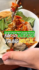TEMPAT MAKAN BAKSO KONSEP MENARIK, BAKSO MERCON PALING BRUTAL. . Hallo Enjoyers, udah pada tau belum kalau di Bogor ada tempat makan bakso yang menarik bakso mercon paling brutal. Pilihan baksonya ada bakso keju, bakso daging, bakso urat dan yang menarik ada bakso mercon yang cabenya ini menggoda banget. . Btw, untuk rasanya ini worth it banget. So, langsung aja mampir dan jangan lupa ajak teman kamu buat cobain bakso ini! . 🏠 Bakso Joglo 📍Jl. DR. Sumeru No.49, Menteng, Kec. Bogor Bar., Kota B