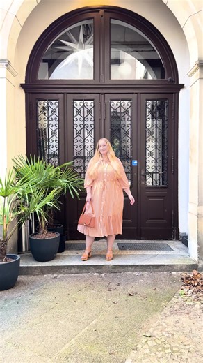 Kukilla vai raidoilla? 💕Nämä lookit sopivat täydellisesti viihtyisän ja välimerellisen kylän kävelylle. 💃🌿 📍Mekko (sininen): 836725700 📍Mekko (oranssi): 836725658 📍Mekki (kukallinen): 836744750 📍Laukku: 839053300 #UllaPopken #FashionEquality #TrueSizeFashion #TrueSize #muntyyli #kurvikkaille #plusmuoti #plustyyli #pluskoot #keäs #mekot | Ulla Popken