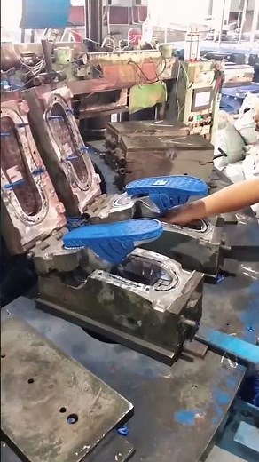 Forming process of molded rubber slippers