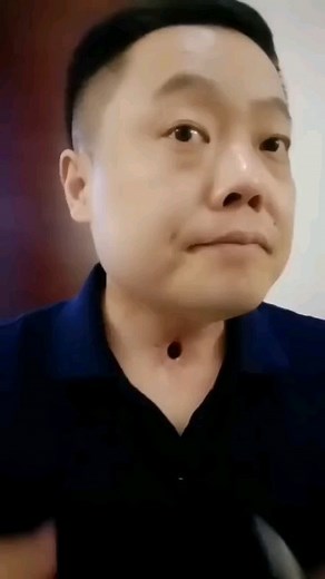 Umemwambia Mungu asante kwa zawadi ya uzima...hii inaitwa Tracheostomy...kwa kawaida binadamu huwa tunavuta hewa kupitia kwenye pua, inakwenda kwenye koromeo ndio inashuka kwenye mapafu...sasa kuna wakati mwingine hiyo njia huwa haifanyi kazi labda una uvimbe au una jibu shingoni, au umeungua na njia ya hewa imevimba au mgonjwa amekaa kwa muda mrefu kwenye mashine ya kupumulia au njia ya hewa ina makovu ama unakoroma sana ukilala na karibu matibabu yote hayajakusaidia..hapo sasa ndio unakwenda k