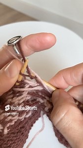 I try to avoid as much as possible to work stranded knitting on purl rows, but if ever I have to do it, this is how I hold the yarns. #knitting | Annaplexis