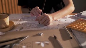 La comptable s'assoit à un bureau : vidéo de stock (100 % libre de droit) 1097680783 | Shutterstock