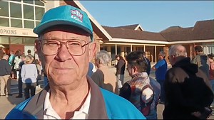 By Heatherlands High in George verloop die stemmery seepglad met 357 mense wat reeds teen 08:45 hulle kruisies getrek het. Alles gaan vining so die rye kry nie kans om te lank te word nie. Die enigste politieke verteenwoordigers wat in Heatherlands nog 'n paar laaste-minuut stemme probeer werf het was Chris Neethling van die FF Plus, die ACDP se Johan du Toit, Cape Independence Party se Rory Hollard en Erika Brown van die DA. Ilse Schoonraad het hulle gevra om 'n voorspelling te waag. #nationale