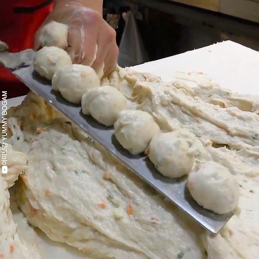 5.5M views · 39K reactions | Korean fish cakes come in so many shapes, sizes and forms! Credit: 야미보감 YUMMY BOGAM - youtube.com/channel/UCkIJBehwmhYcuEkW-_SfIZQ Watch original video by 야미보감 YUMMY BOGAM - youtube.com/watch?v=SBxY_J6IW0o | Taste Life | Facebook