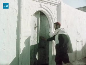 Djerba l'île biblique :Vidéo du 01.01.1952 Suivant les pas d'un jeune juif revenu à Djerba pour dire adieu à ses proches avant de tenter l'aventure sur le continent, le réalisateur Philippe ESTE propose une visite de cette île où le temps semble s'être arrêté il y a deux mille ans.Avant de débarquer à Ajim, petit port tranquille, notre ami a croisé dans le golfe de Gabès des pêcheurs d'éponges. Puis, s'enfonçant dans l'île, il a fait une halte chez un ami tisserand dont l'atelier résonne du claq