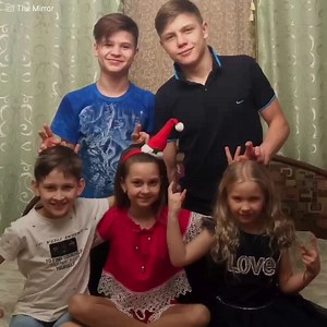 Yalov est un jeune garçon de 18 ans qui est passé par le moment le plus douloureux de sa vie : voir sa mère perdre la vie sous ses yeux. Cependant, malgré sa peine, il a dû continuer de vivre car il avait aussi 4 frères et sœurs desquels il devrait s’occuper à partir de ce moment. | Super Maman