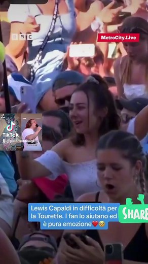 Lewis Capaldi si blocca per la sindrome di Tourette, il pubblico di Glastonbury canta per lui: il video è emozionante È salito sul palco come sempre Lewis Capaldi ma questa volta non è riuscito a cantare davanti ai suoi fan accorsi al Glastonbury Festival, in Gran Bretagna. La sindrome di Tourette, un disturbo del sistema nervoso, ha fermato il 26enne che è rimasto bloccato tra tic motori e disturbi vocali. | Luigi Palamara Giornalista