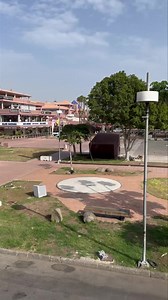 Yumbo Centrum – Gran Canarias pulserande hjärta Playa del Inglés, Gran Canaria – I centrala Playa del Inglés ligger ett köp- och nöjeskomplex som med åren blivit något av en symbol för mångfald och fest: Yumbo Centrum. Det är inte bara ett vanligt shoppingcenter — Yumbo har utvecklats till ett socialt och kulturellt nav, särskilt för HBTQ -turismen. ⸻ En historisk tillbakablick Yumbo Centrum invigdes i oktober 1982 och byggdes under åren 1982–1985 av entreprenörerna Estanislao Mañaricúa Belacort