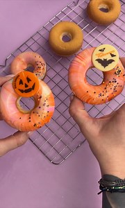 Obsessed with these Halloween donuts by Yora’s Cakes  Judit used the Baking Brothers White Chocolate Paste with Colour Mill for the marbled topping, and decorated with the fun edible Chocolate toppers from FunCakes. Shop Baking Brothers White Chocolate Paste  https://bit.ly/3s41z71 Shop FunCakes Halloween  https://bit.ly/3M3l0Uf | The Cake Decorating Company | Facebook