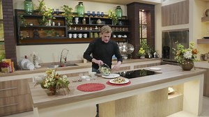 Hoy cocinamos un platillo ideal para el verano además de delicioso y saludable. ¿Me acompañan a cocinar una deliciosa ensalada Griega? | La Casa de Geronimo