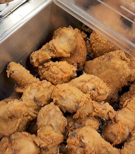 樂 It's Cake Day at Minnie's Uptown Restaurant! Today's featured...