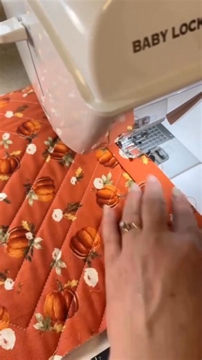A simple quilt pattern that is suitable for beginners. Video by Quilt Step 💕👏 . . . . . . #sew #DIY #quilting #pattern #handmade #usatiktok #fabric #sewingtutorial #sewingforyoupage #fyp #CRAFT #usa🇺🇸 #quiltingtips #smallproject | Love USA Quilters