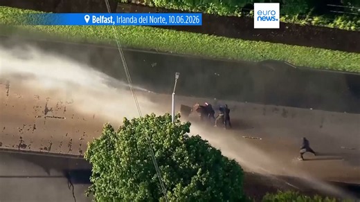 La Policía despliega un cañón de agua para dispersar las protestas contra los inmigrantes en Belfast