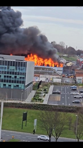 Scenes of the huge fire on the outskirts of Liverpool City Centre, apparently in an abandoned building/ construction site on Fox Street. Merseyside Fire & Rescue Service are telling people to avoid the area.Thanks to Samia on Instagram for sending us this. #Liverpool #LiverpoolFire #TheGuideLiverpool #LiverpoolNews | The Guide Liverpool