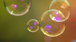 Ce se intampla cand lansezi baloane de sapun la -15 grade Celsius. E incredibil cum se transforma