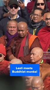 Lesli meets Buddhist monks