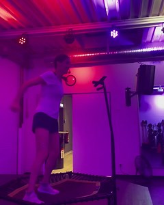 💦🦘JUMP JUMP🦘💦 👉🏻JUMPING FITNESS IM CLEVER FIT Munster ☺️ Auf dem Trampolin gelenkschonend hunderte von Kalorien verbrennen 🔥 und dabei auch noch unheimlich viel Spaß haben…? 😄 Beim JUMPING FITNESS in Deinem clever fit Munster kein Problem 💪🏻🤩 Laut einer Studie ist Trampolinspringen hinsichtlich der Verbesserung der Fitness doppelt so wirksam und bei der Fettverbrennung sogar 50% effizienter als Laufen 🏃🏽‍♀️⚠️ Du willst auch zum Jumping Fitness❓ Dann werde einfach Mitglied bei uns 👉