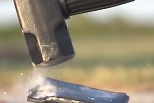 Nokia Lumia 900 VS Nokia 3310: che vinca il più resistente! - Paperblog