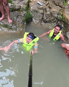 Kanang naanod namo pero Vlogger ka HAHHAHAHA Sorry ya😂😂😂 bal an pa nag Water tubing nalang ta diritso 😂😂😂 | Jon of South Wanders