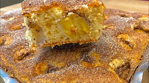 3.2K views · 294 reactions | Misture Amido de Milho e 4 Ovos! Faça Um Tabuleiro do Melhor Bolo para o Café ou Lanche! Xícara Usada é de 240ml Copo Usado é de 200ml Ingredientes: 04 Ovos 1/2 Copo de Óleo 01 Copo de Leite 03 Xícaras de Farinha de Trigo 01 e 1/2 Xícara de Açúcar 03 Colheres de Sopa de Amido de Milho 01 Colher de Sopa de Fermento Químico Bananas a Gosto | Pilotando o fogão | Facebook