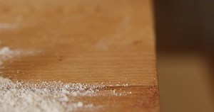 poêle sur plateau en bois avec : vidéo de stock (100 % libre de droit) 32369776 | Shutterstock